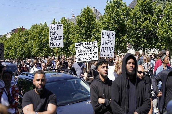 تظاهرات مخالفان نژادپرستی در مقابل سفارت آمریکا در دانمارک تظاهرات مخالفان نژادپرستی در مقابل سفارت آمریکا در دانمارک