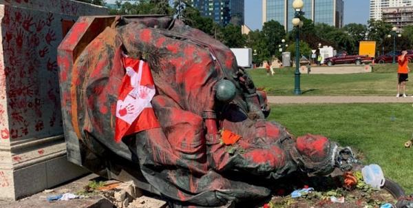 معترضان کانادایی مجسمه ملکه فعلی و پیشین انگلیس را سرنگون کردند