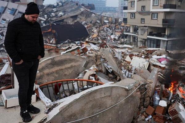 ببینید ، غم انگیزترین تصویر از زلزله ترکیه ، این مرد روزهاست دنبال دخترانش می شود ...